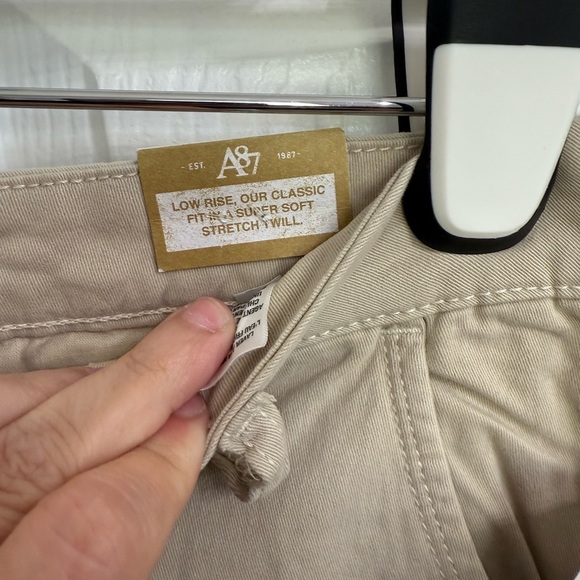 NEW Aeropostale Womens Khaki pants Size 10 Regular Low Rise Classic 33” Inseam - Picture 4 of 6
